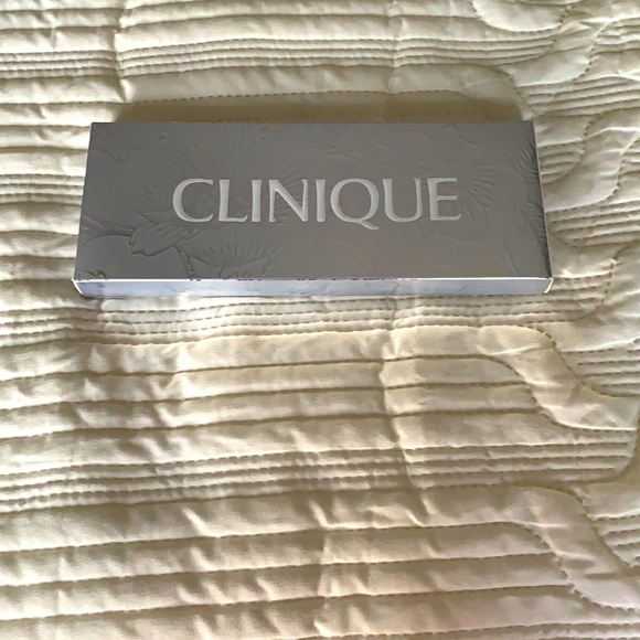 Clinique Seasons Worth of Pretty holiday 2011 kit - Picture 1 of 10
